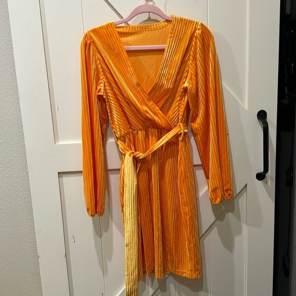 NWOT orange/yellow velour dress size M - Picture 1 of 6